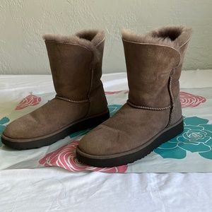 Barely worn Ugg boots. mulberry, purple color.